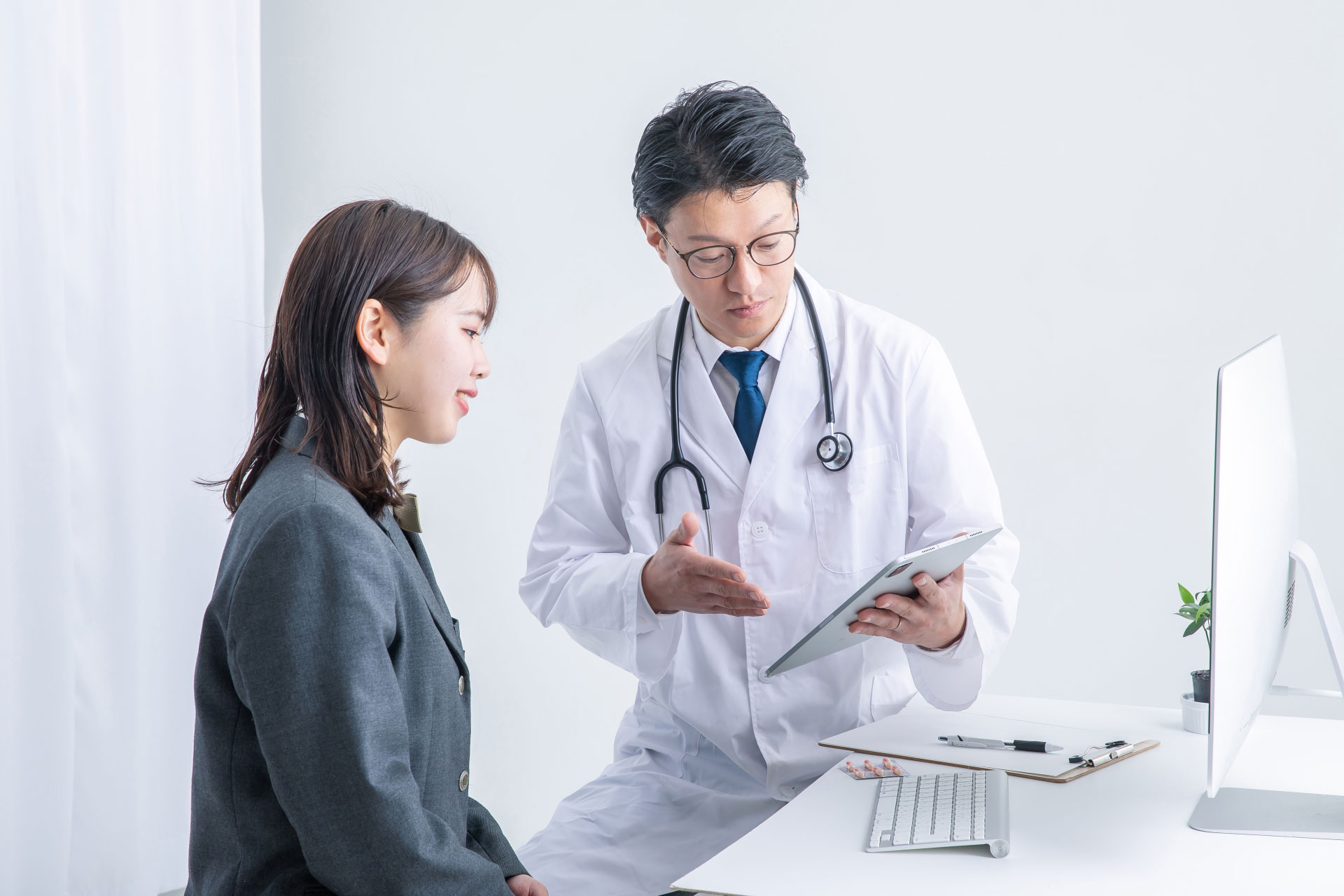 板橋区の血液内科で血液専門医が検査結果を説明する様子