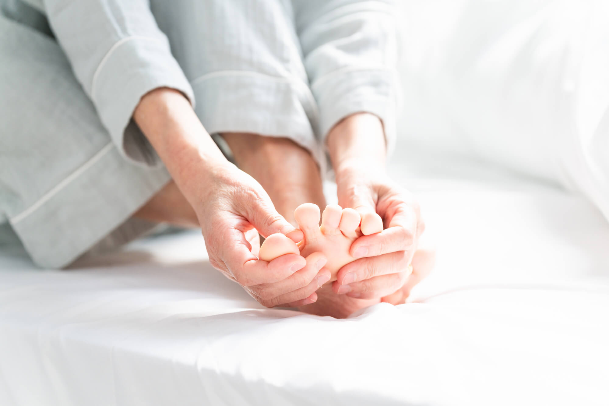 進行すると現れる手足や皮膚の不調と症状